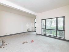 主卧朝南,联排别墅,小区中心位置,采光充足