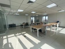 西二旗地铁口 辉煌国际 197平 三面采光.四个独立房 有桌