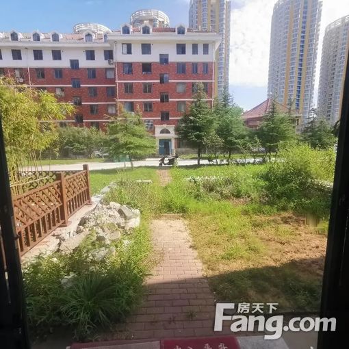 步行大拇指200米 一楼带花园 家具家电齐全 两台空调