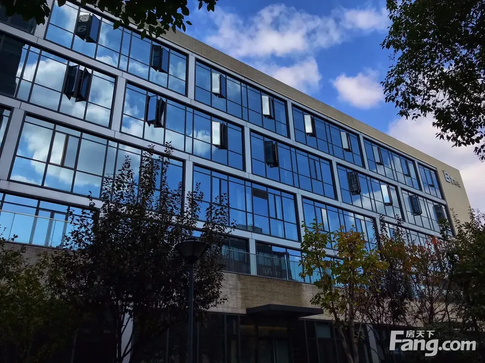 大宁广场免押金、80平精装修带家具拎包入住、环境好、配套