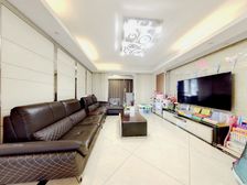 金益一村正规3室2厅.楼层好,全明全亮,满五唯—,有车位。