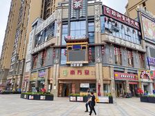 房东5折急售!变现,年租20万,成熟十字路口转角火锅店,包税