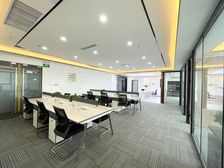 绿地之窗255平 正对电梯口 户型方正 精装修带家具