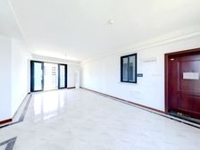 小区20年交付,小区绿化高,楼龄新,有24物业保证