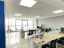 实拍新区地铁口 新区哥伦布150平 精装带家具 采光好随时看