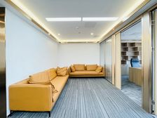 亿利生态广场 精装修朝东向 采光好 2+15个工位