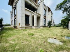 独栋别墅 带200平 送五个车位 临江 空间很大 诚意卖