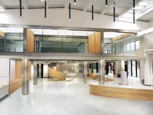 1000平 一拖二 独立门头 挑高很棒 巨资装修