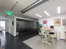 西四环 连层整栋8800平米 带燃气 100个停车位 可冠名