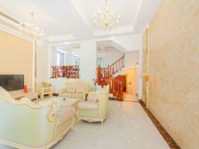 联排别墅,厅高6米,双车位加地下室,精装全送,满五税少。