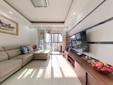 边户门口有私家走廊 中间楼层 自住精装 干净整洁