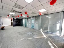 电梯口!万达广场140平带3隔断 双面大玻璃门 联创中冶鑫科