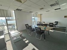 自带办公家具 近世金国金 多个工位 近地铁 交通便利