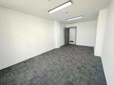 市中心地铁口! 好招人带隔断带家具 干净清爽 停车免费