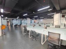 天通苑北写字楼出租,地铁零米距离,443平精装带工位,可注册