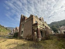 捡漏 靠山别墅,自带200平大花园,地势高,又一个抗不住房东