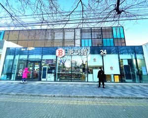 年租金50万丶地铁口100米丶门前带车位丶8年租期丶个人能买
