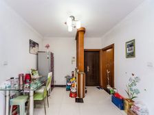 四季晶华2居室,业主自住保养好可拎包入住,位置安静,诚心出售