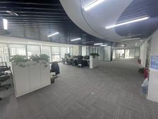 北站新地中心 正对电梯口 600平 精装带隔断家具超低价出租