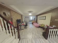 高知公寓,稀缺洋房复试,上下三层,装修豪华,前后大院子