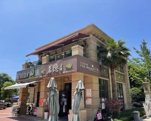 年租金65万,门前就是停车场,带有6年租期,老租户已租5年