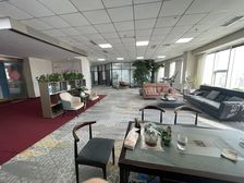 南向 精装550平 年租金30万 精装带隔断家具 双开门