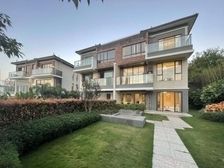 星河高尔夫温泉双拼别墅,赠送100平花园,精装房带电梯