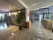 沈阳站西广场 双面采光 精装带隔断家具 年租金13万