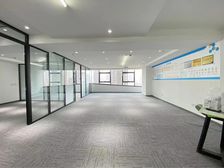 出急租!电梯口!万达120平带2隔断 鑫科西美中冶 好停车