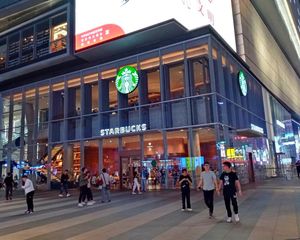 奥莱把角 星巴克(全玻璃展示面)商街蕞耀眼位置 单价仅3万!