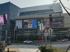 十字路口大转角,高6米,适合酒吧,各种体育,医疗机构,餐饮等