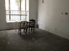 房东急售 位置好楼层好一楼半 两房一厅 满五年 随意装修