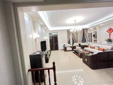 新上!东区端头朝南,带院子,豪装拎包入住,安静位置!