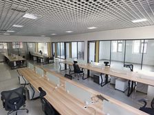 上地七街汇苑开拓大厦253平正对大厅西南向三个带办公桌椅