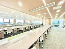 电梯口转角双面采光丨8隔间80工位无加时费丨高区视野眺望西岭