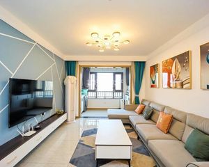 此房是电梯房,毛坯,小区环境优美,房子南北通风