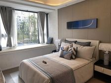 地铁口,近医院,近 ,精装套三双卫。,随时看房。