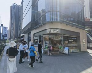 市中心地铁口(爱达乐)年租15万,13米转角广告面