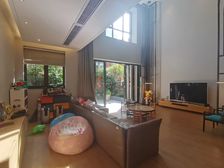 照母山现代简约风装修别墅,带70平米花园,单层140平米