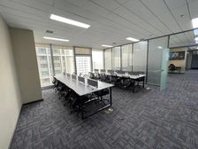 青年大街 甲级写字间 豪华装修 带隔断家具 正对电梯 临地铁