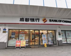 亏本卖,地铁旁商场大门口(成都银行)每平租290,巴适得很