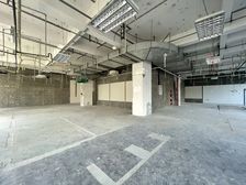 新天地商圈旺铺出租!写字楼底商,热门商圈,纯毛坯!无中介费!