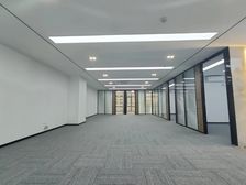 南城鸿福地铁口高楼层290平写字楼!全新豪装4隔间!急租45