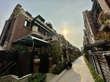 电梯上叠加,三房全朝南,附赠20平露台,原始户型可做阁楼!