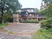 临涯豪装独栋别墅,带3层大花园,房子保持不错,背山面水