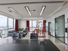 万达广场575平 电梯口 东南朝向 采光绝佳 精装修