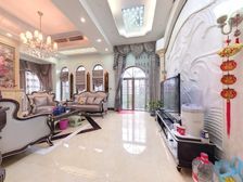 精装边户,近小区出口,少有的边套,三面花园。