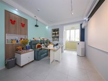 精装修三年,采光无遮挡,小区中间位置,交通便利。生活设施齐全