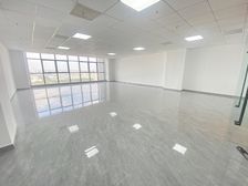 堰桥堰新路 国坤华科大厦精装168平大通间 全新大楼落地窗