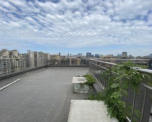 新上!实得面积400平米,带超大花园,朝南,视野开阔,